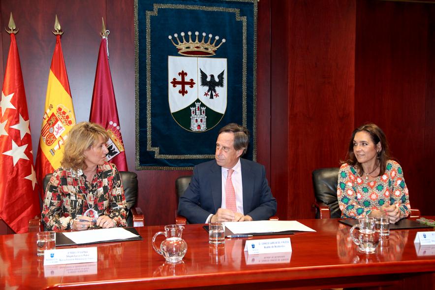 Firmantes charlan durante el encuentro