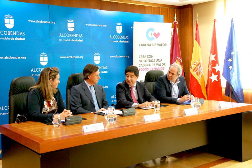 Firmantes charlan durante el encuentro