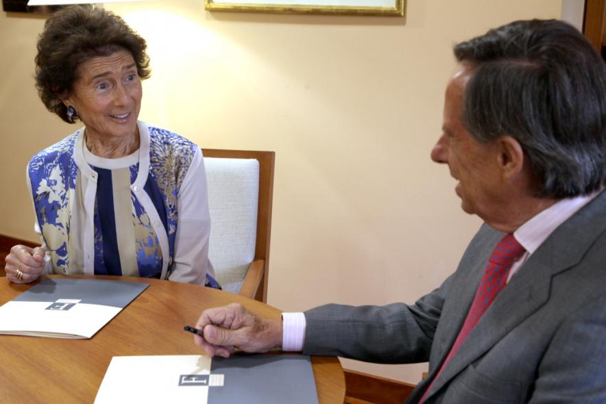 Firmantes charlan durante el encuentro