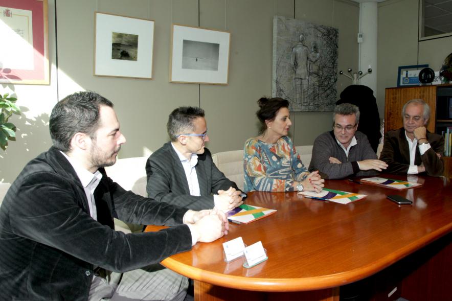 Firmantes charlan durante el encuentro