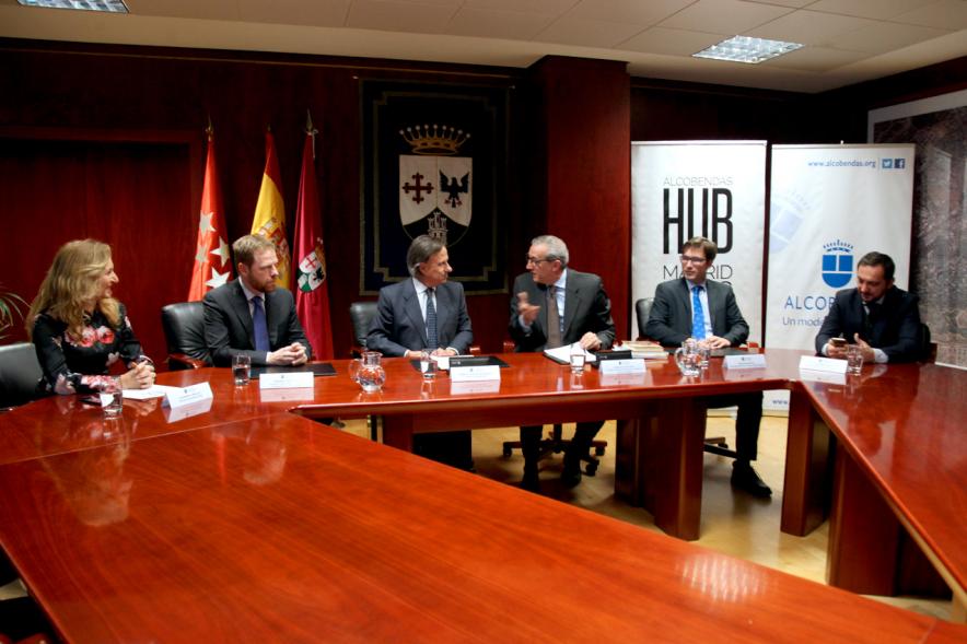 Firmantes charlan durante el encuentro