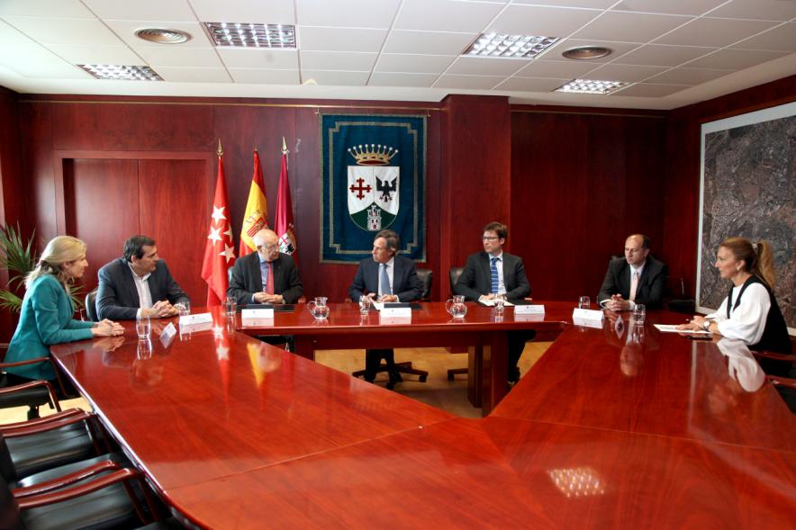 Representantes de cada una de las partes en la firma del acuerdo