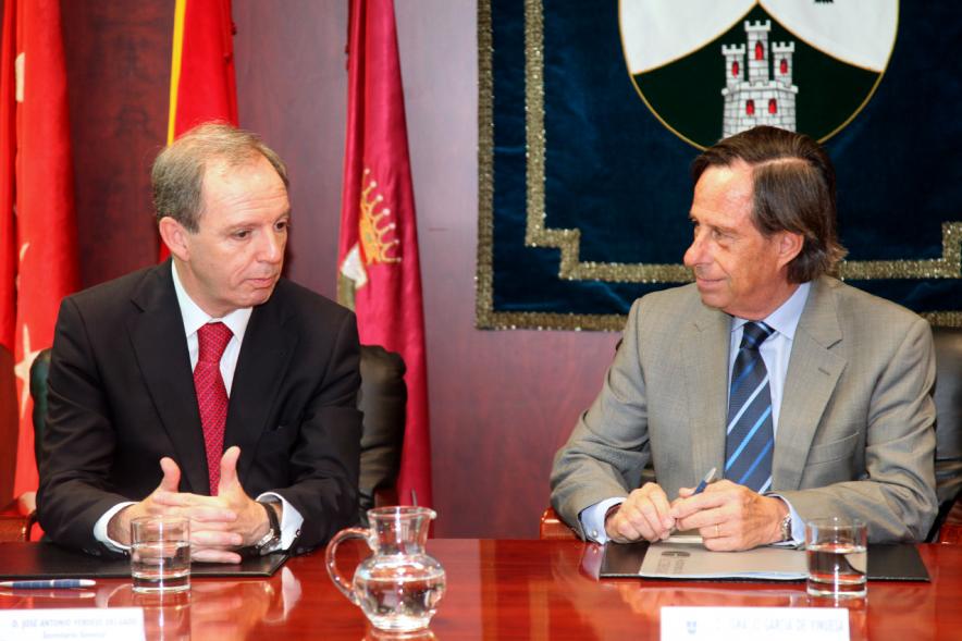 Firmantes charlan durante el encuentro