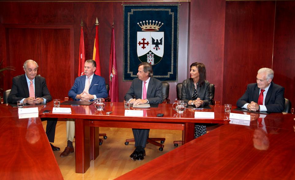 Representantes de cada una de las partes en la firma del acuerdo