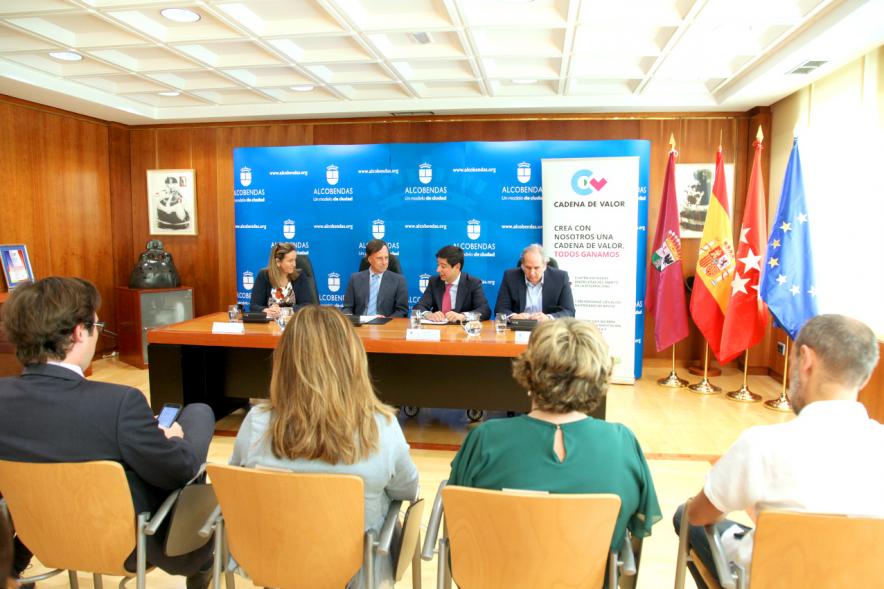 Firmantes charlan durante el encuentro