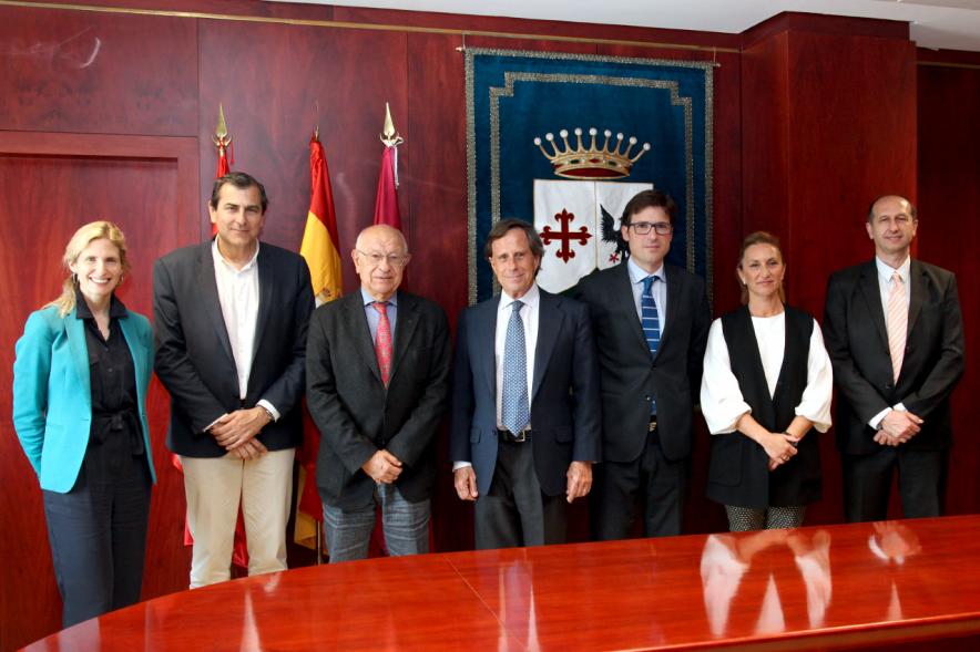 Firmantes posan tras la firma