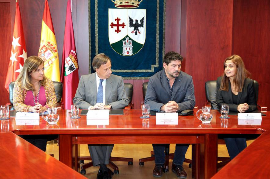 Firmantes charlan durante el encuentro