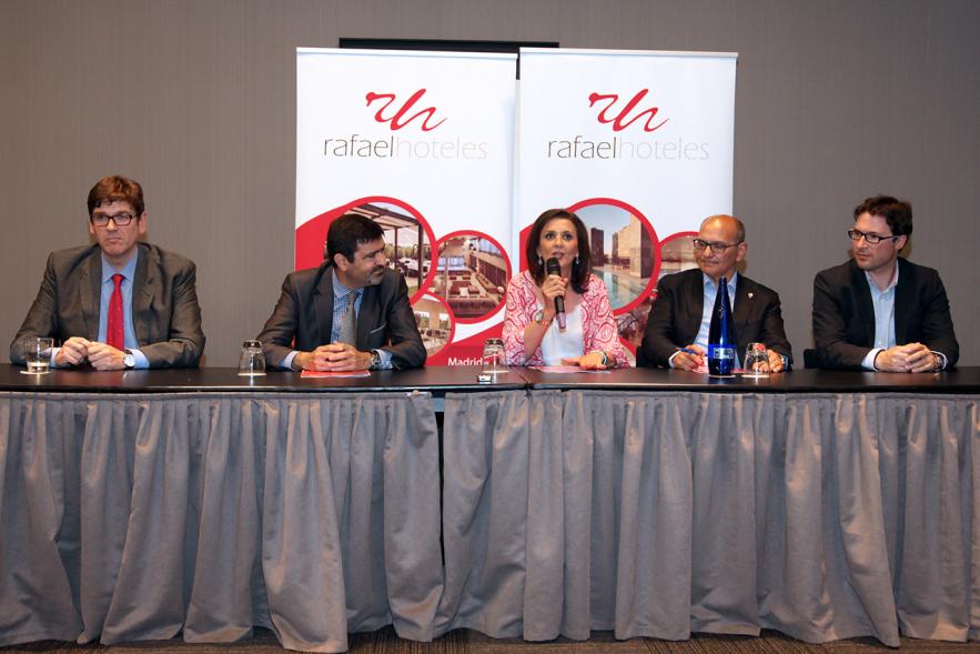 Firmantes charlan durante el encuentro