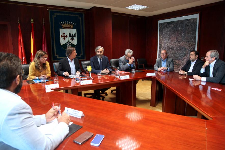 Representantes de cada una de las partes en la firma del acuerdo