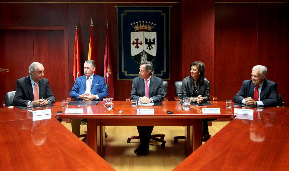Representantes de cada una de las partes en la firma del acuerdo