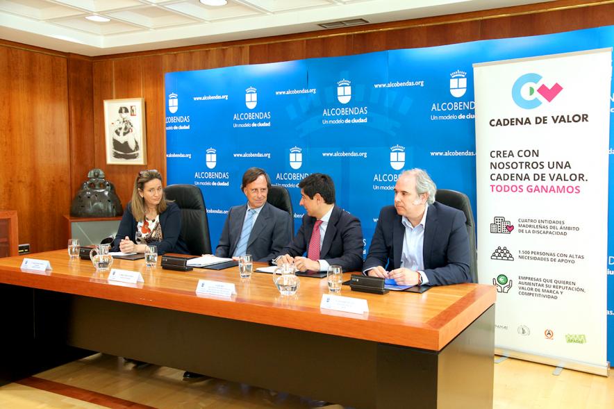 Firmantes charlan durante el encuentro