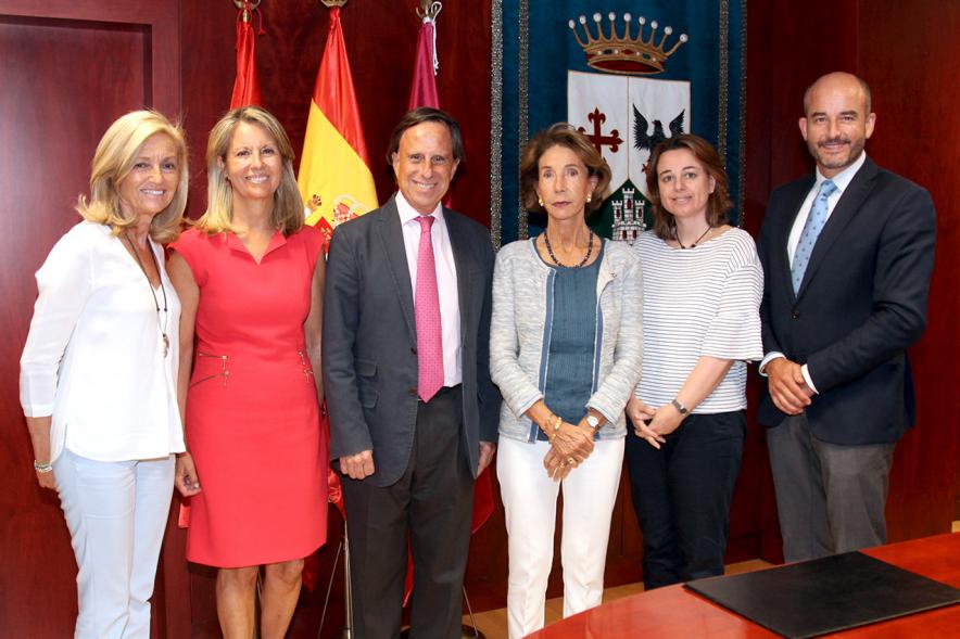 Firmantes posan tras la firma