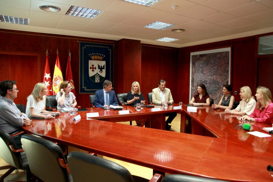 Representantes de cada una de las partes en la firma del acuerdo