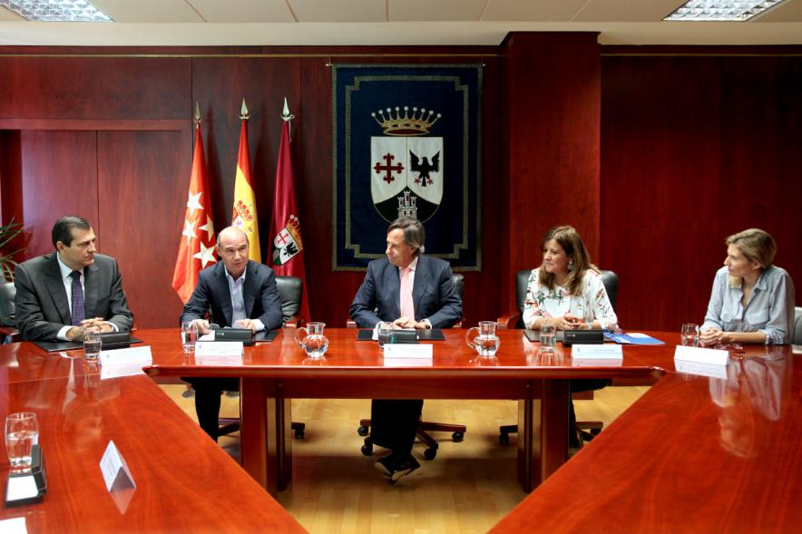 Firmantes charlan durante el encuentro