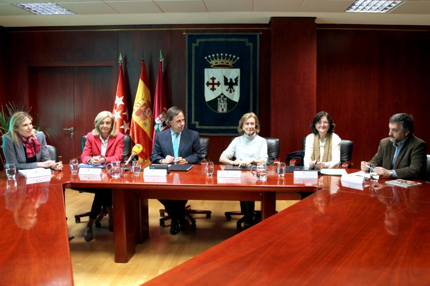 Representantes de cada una de las partes en la firma del acuerdo
