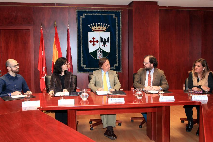 Firmantes charlan durante el encuentro