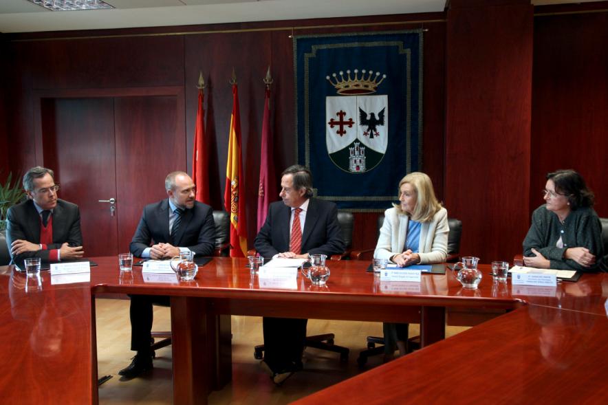 Firmantes charlan durante el encuentro
