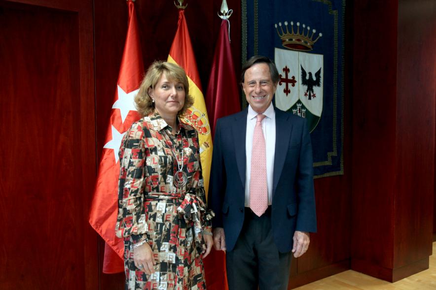 Firmantes posan tras la firma