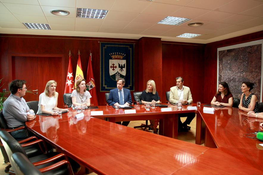 Representantes de cada una de las partes en la firma del acuerdo