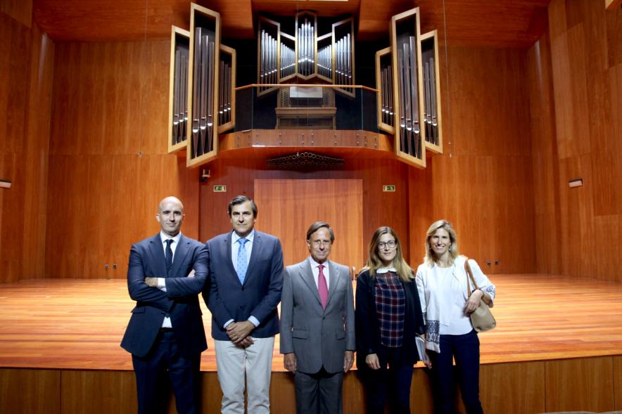 Firmantes posan tras la firma
