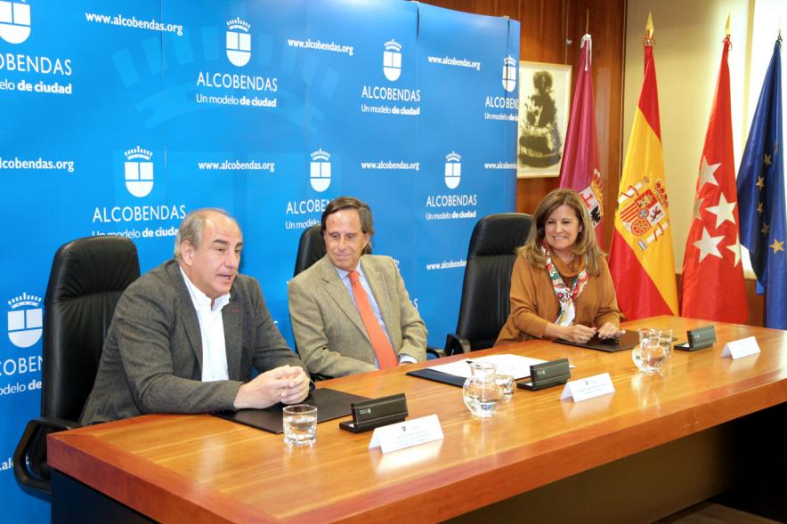 Firmantes charlan durante el encuentro