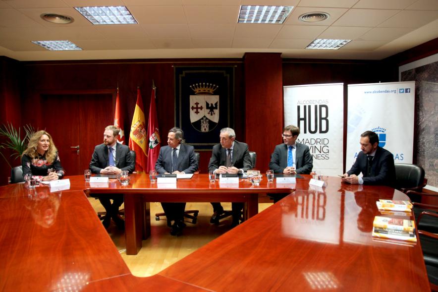 Firmantes charlan durante el encuentro