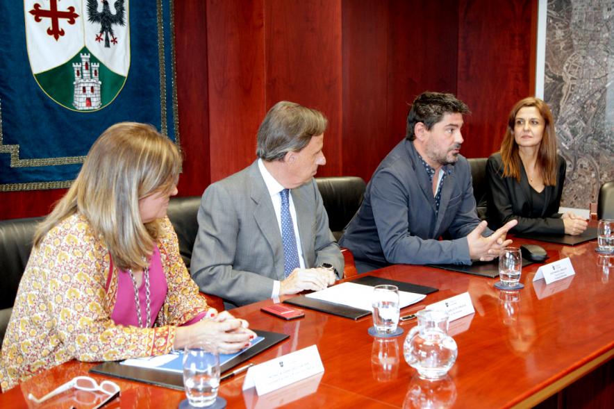 Firmantes charlan durante el encuentro