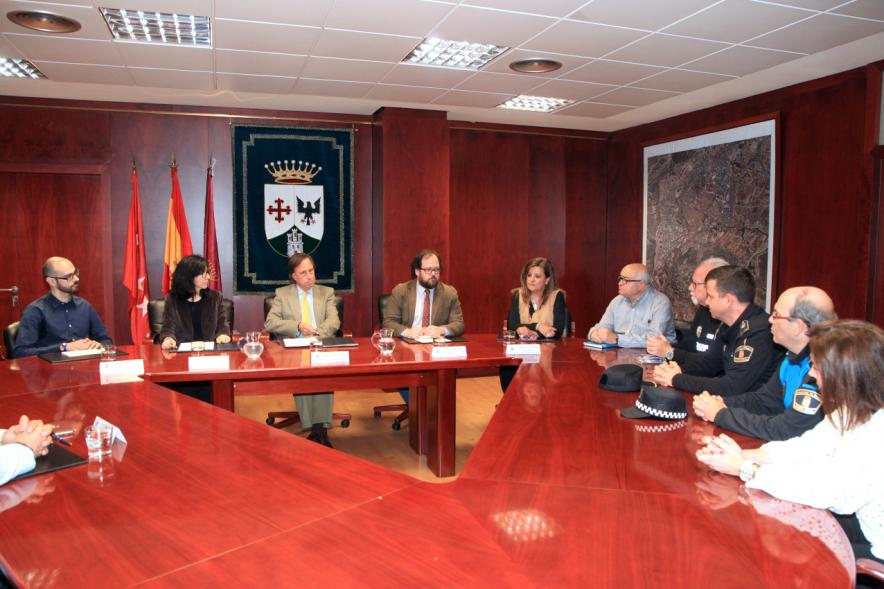 Firmantes charlan durante el encuentro