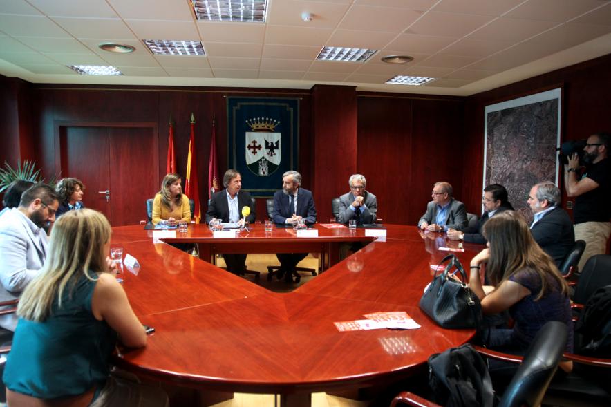 Representantes de cada una de las partes en la firma del acuerdo