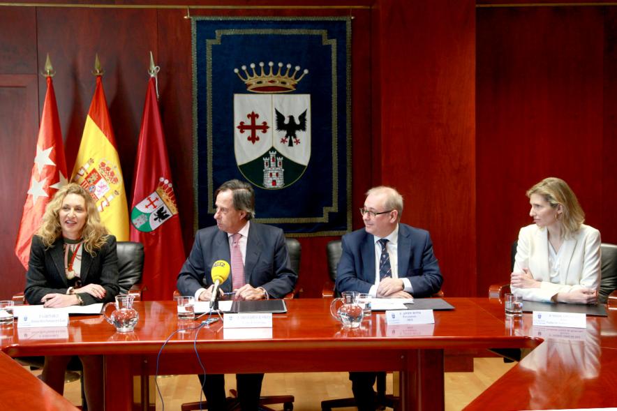 Firmantes charlan durante el encuentro