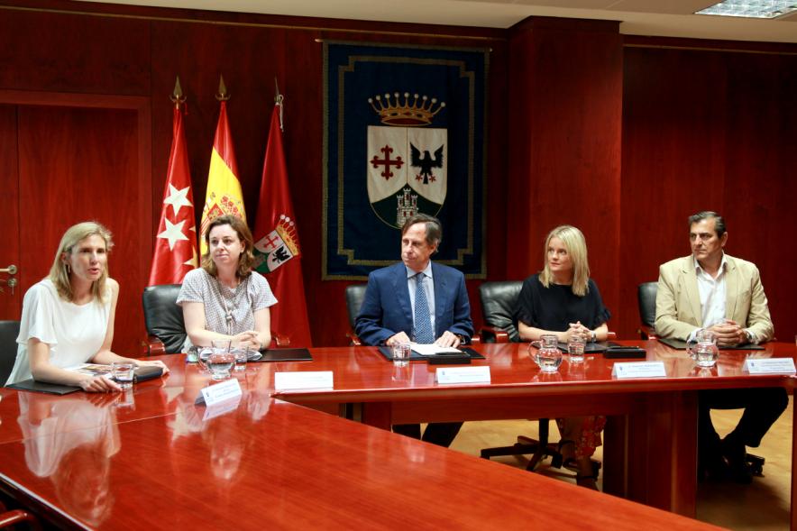 Firmantes charlan durante el encuentro