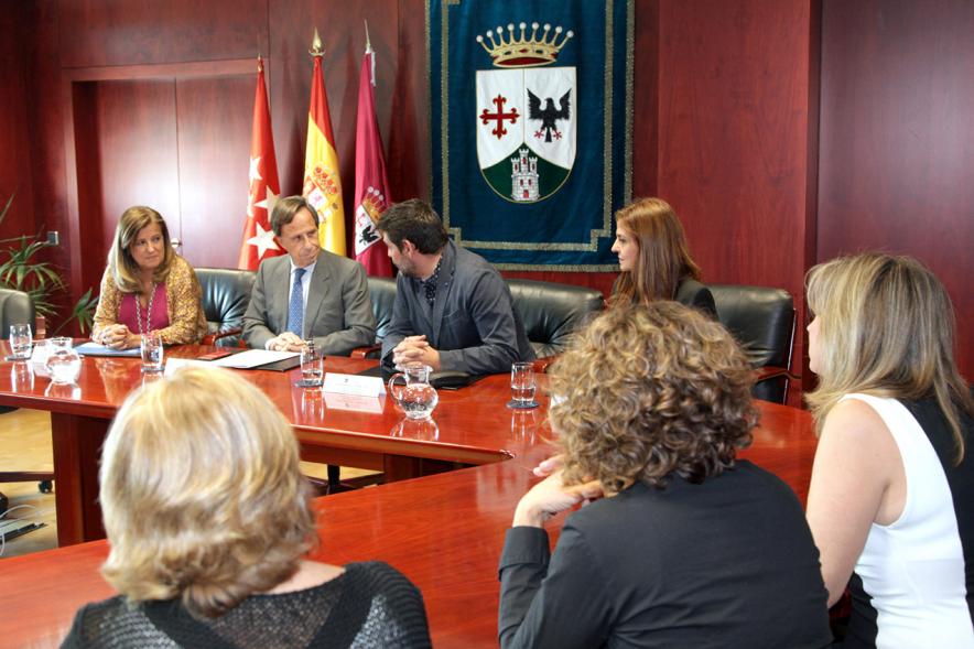 Firmantes charlan durante el encuentro