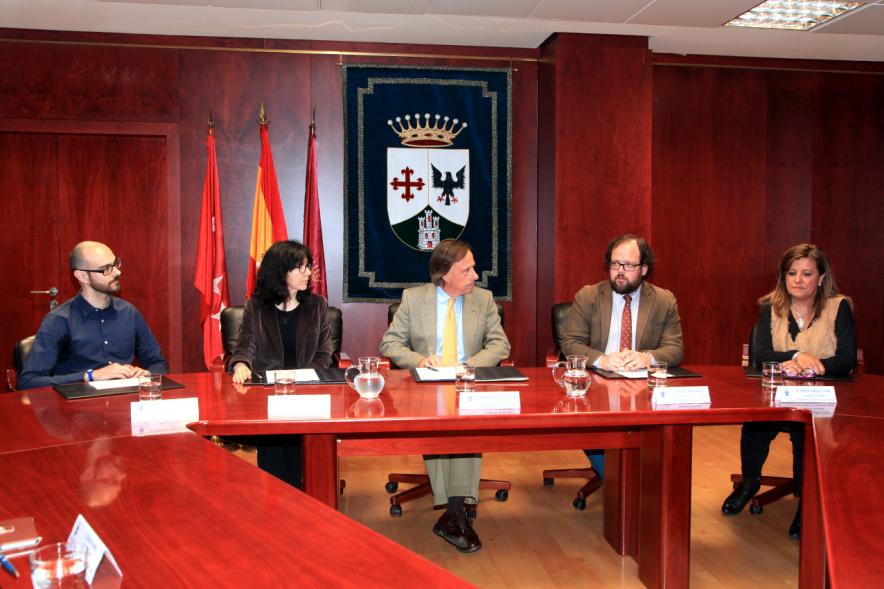 Firmantes charlan durante el encuentro