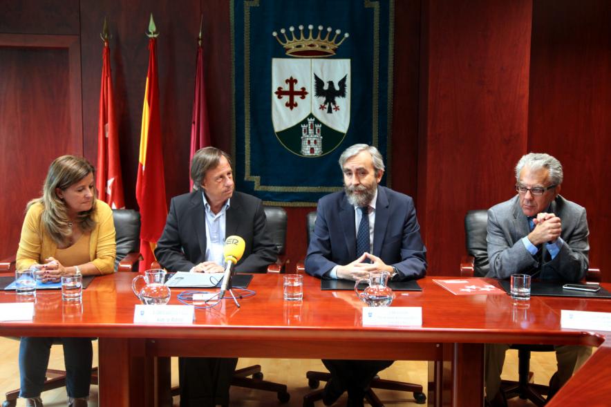 Firmantes charlan durante el encuentro