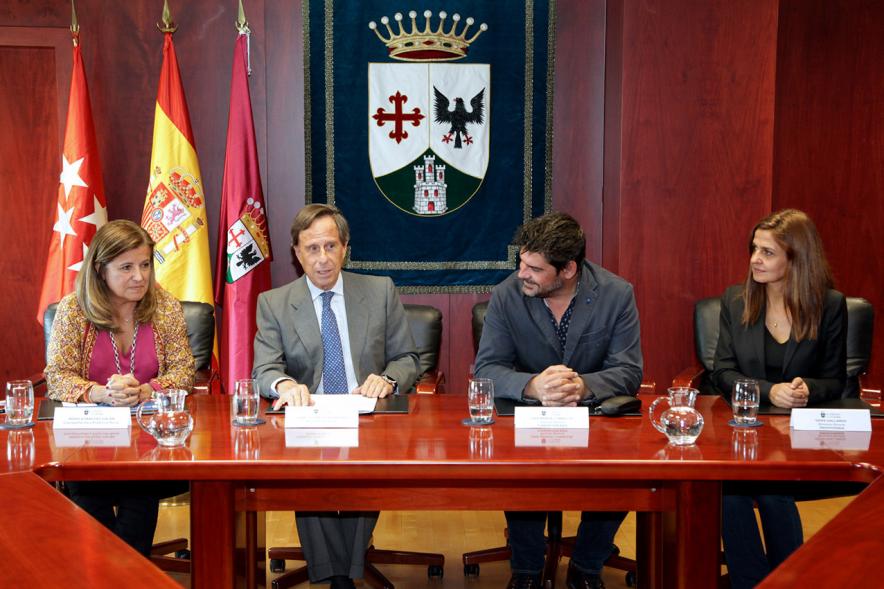 Firmantes charlan durante el encuentro