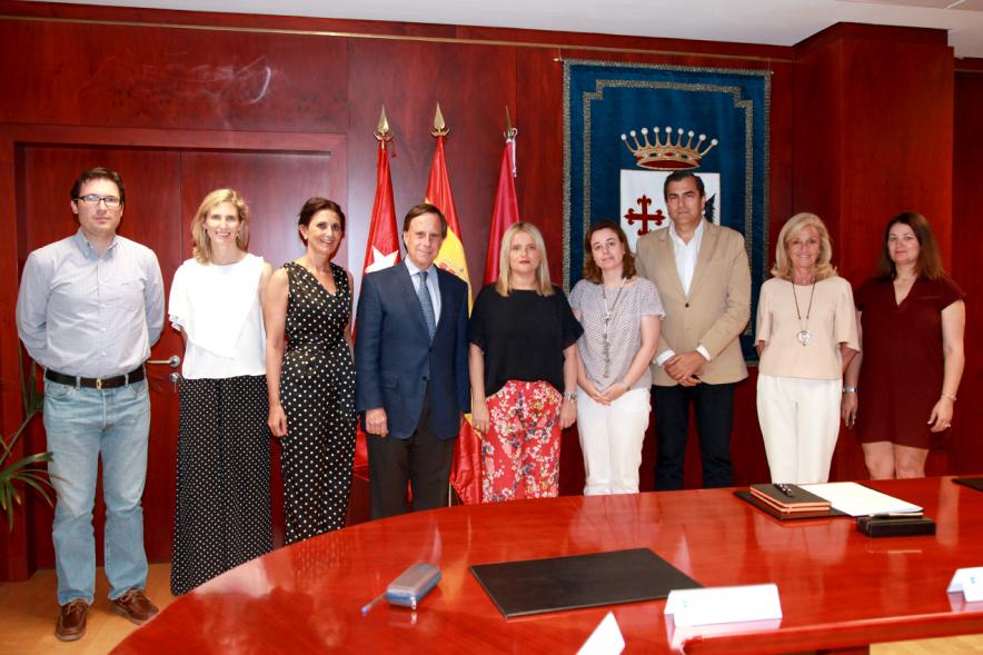 Firmantes posan tras la firma