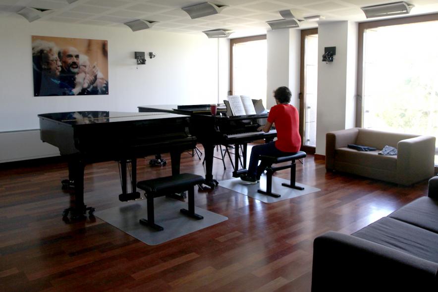 Hombre tocando el piano