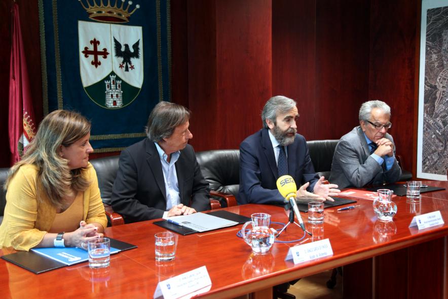 Representantes de cada una de las partes en la firma del acuerdo