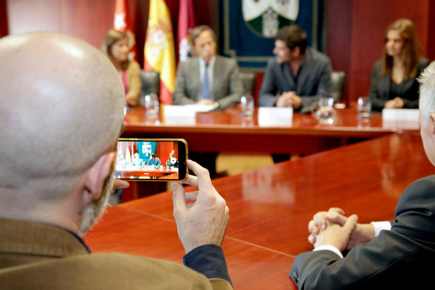 Asistente al público haciendo una foto del evento
