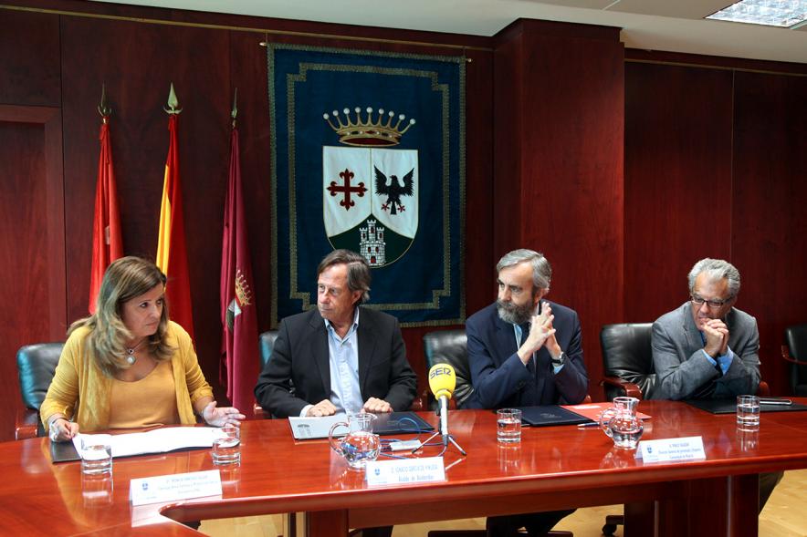 Representantes de cada una de las partes en la firma del acuerdo