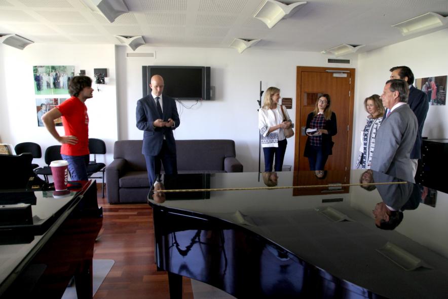 Asistentes charlan con pianista