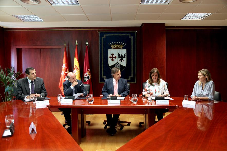 Representantes de cada una de las partes en la firma del acuerdo