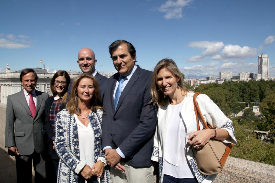 Asistentes posan en la azotea de la fundación Albeniz