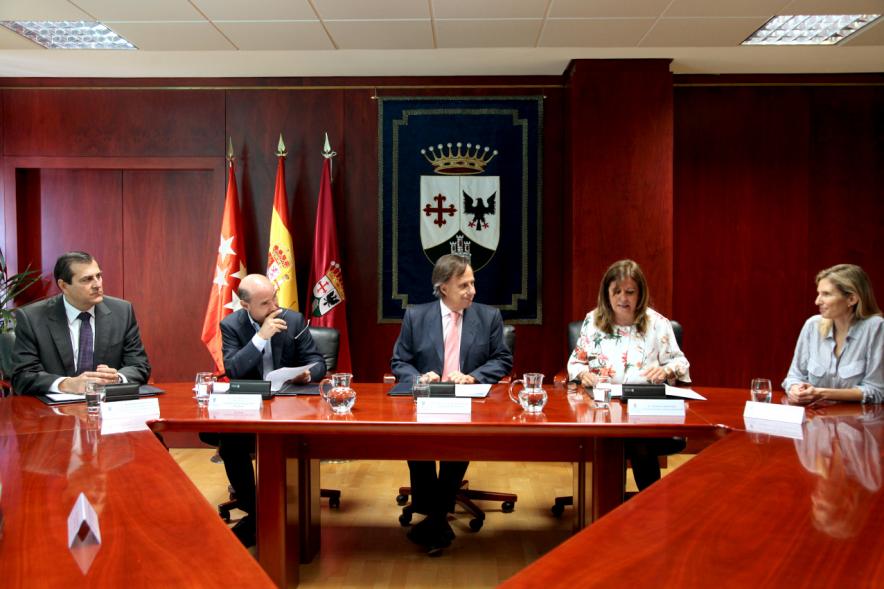 Firmantes charlan durante el encuentro