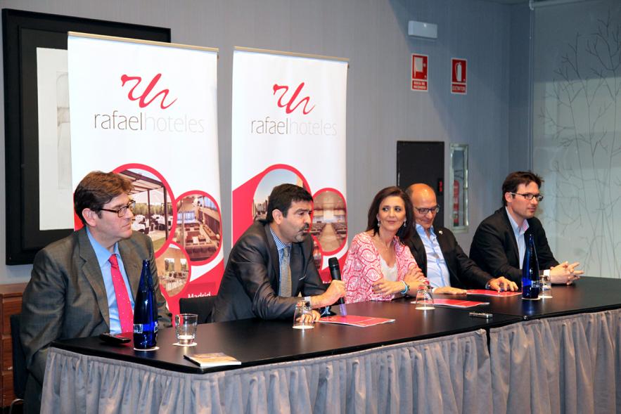 Firmantes charlan durante el encuentro