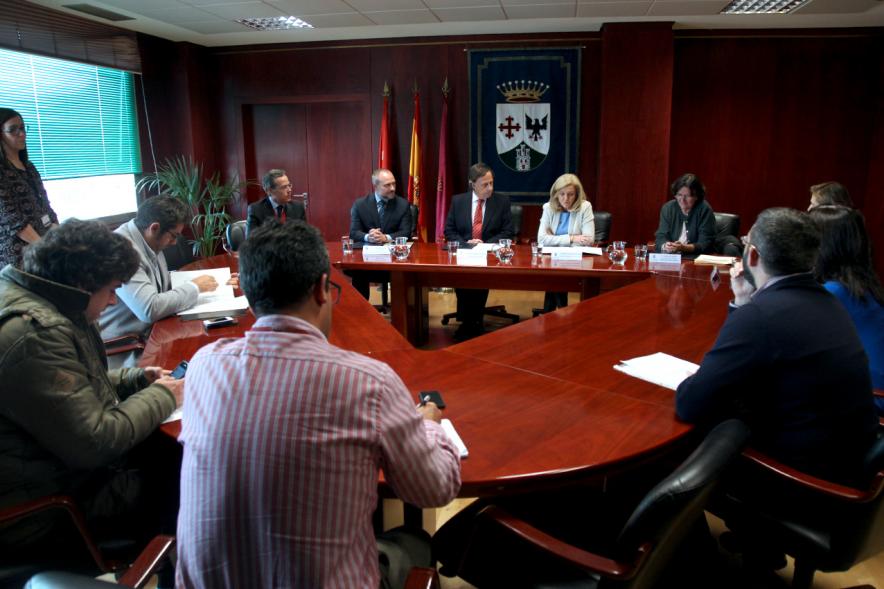 Firmantes charlan durante el encuentro