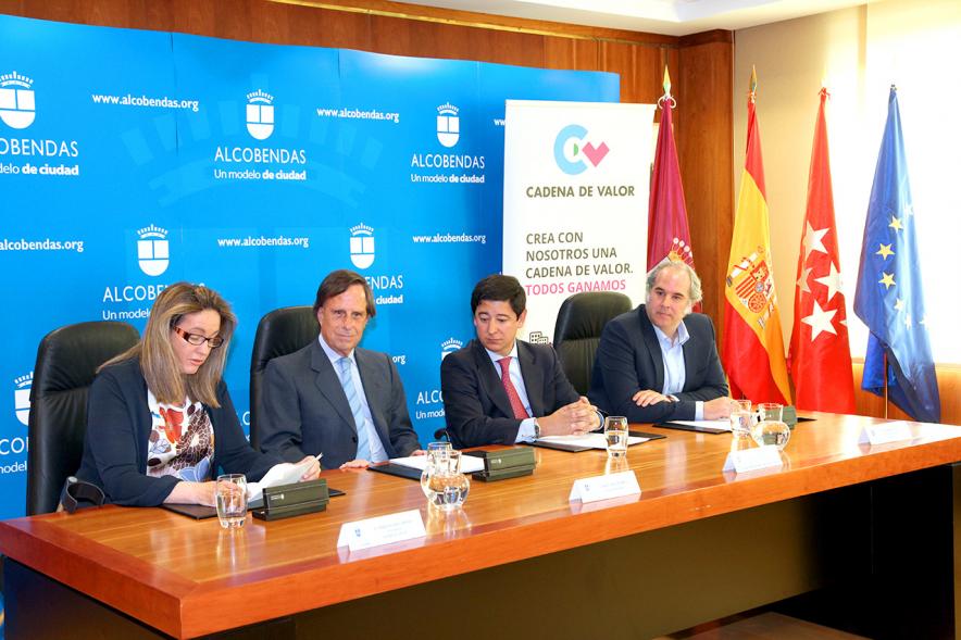 Firmantes charlan durante el encuentro