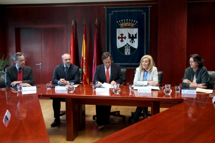 Firmantes charlan durante el encuentro