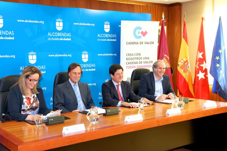 Firmantes charlan durante el encuentro