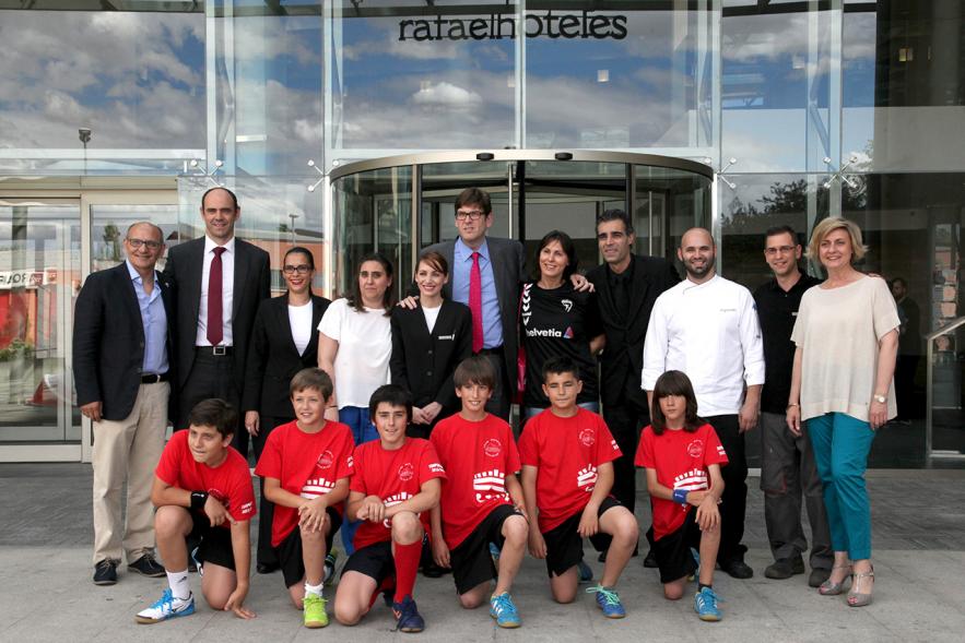 Miembros del equipo infantil con representantes del ayuntamiento y personal de Rafael Hoteles 